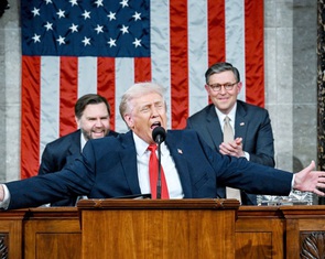 Ông Trump 'tự chấm điểm', cử tri chưa đồng ý