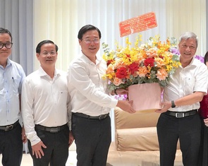 Lãnh đạo TP.HCM thăm các cán bộ lão thành ngành y tế nhân ngày 27-2