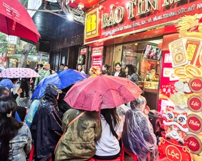 Đội mưa đi mua vàng ngày vía Thần Tài