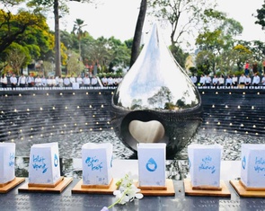 Dâng hoa tưởng niệm đồng bào mất vì COVID-19 nhân 71 năm Ngày Thầy thuốc Việt Nam