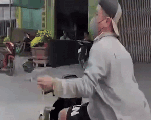 Nam thanh niên cho ‘cua bay’ ngoài đường bị xử phạt