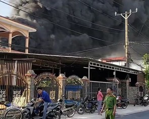 Cháy lớn kho chứa nệm ở xã Củ Chi