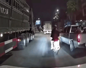 Ô tô chèn ép làm xe máy chở trẻ em ngã ra đường, ngay sát gầm xe tải