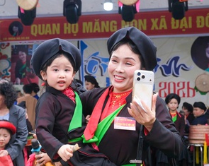 Hội Lim nhận bằng di sản quốc gia, bé 3 tuổi rưỡi hát quan họ 'đốn tim' du khách