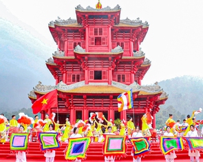 Rung chuông bảo tháp Tây Yên Tử, phát 'gạo vàng' Bà Chúa Kho ngày chính hội