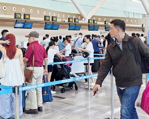 Vé máy bay Tết nhiều chặng khan hiếm, giá tăng vọt