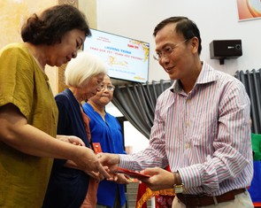 Báo Tuổi Trẻ và phường Đức Nhuận trao quà Tết cho 100 đảng viên