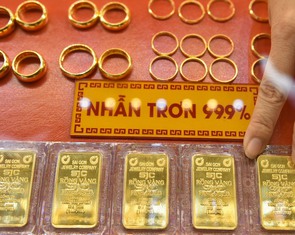 Giá vàng thế giới tăng mạnh, vượt 4.900 USD/ounce