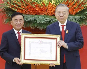 Tổng Bí thư Tô Lâm nhận Huy hiệu 45 năm tuổi Đảng