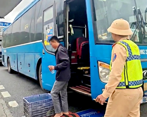 'Nhồi nhét' thêm 7 người, tài xế và chủ xe giường nằm bị phạt 52,5 triệu đồng