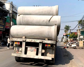 Chất ống bê tông cao 2-3 tầng nhưng không chằng buộc an toàn, tài xế xe container bị phạt