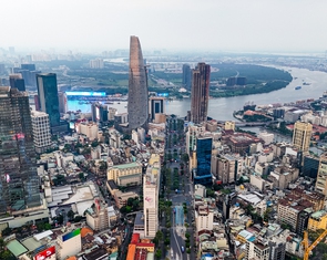 Flycam hướng tuyến đường sắt Bến Thành - Thủ Thiêm, vượt sông Sài Gòn, chạy dọc đường Mai Chí Thọ