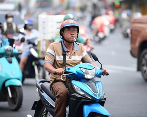 Hơn 10 năm có luật, khói thuốc vẫn len lỏi nhiều nơi, nên cấm luôn hút thuốc khi chạy xe trên đường?