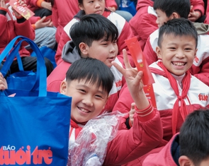 Hơn 1.000 suất quà mang Tết sớm, lì xì đỏ đến với học sinh Cao Bằng