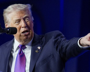 Ông Trump gây tranh cãi khi đăng video ghép mặt vợ chồng ông Obama vào loài khỉ