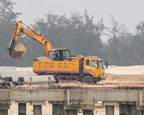 Cát nạo hút từ dự án cảng 530 tỉ đồng chạy ra ngoài trái phép?