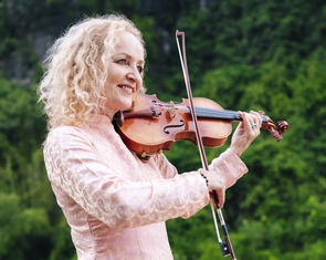 Nhóm nhạc lừng danh chơi nhạc giữa Tràng An hùng vĩ trong MV Song from a secret garden