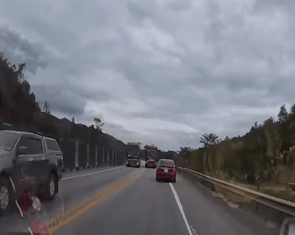 'Thót tim' cảnh xe khách lấn làn vượt ẩu vun vút trên cao tốc 2 làn xe