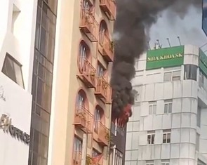 Cháy tòa nhà cao tầng ở phường Cầu Ông Lãnh, cảnh sát điều xe thang dập lửa