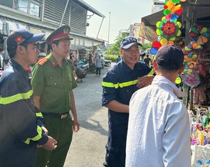 Công an đến từng sạp hàng chợ Kim Biên, Soái Kình Lâm nhắc nhở phòng cháy nổ dịp Tết