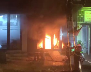 Cảnh sát kịp thời cứu 4 người mắc kẹt trong đám cháy ở phường Tân Hưng
