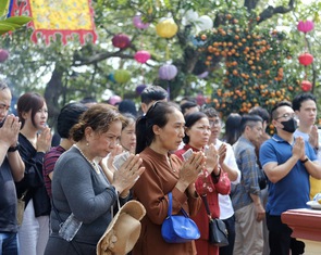 Phủ Tây Hồ đông đặc người trước rằm tháng giêng