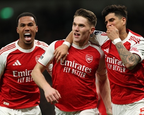 Arsenal hạ Chelsea, 3 bàn thắng đến từ phạt góc