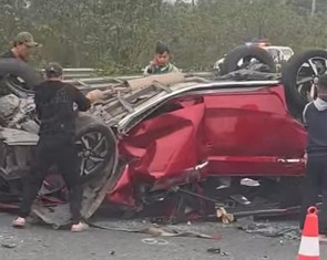 Va chạm với xe container trên cao tốc làm ô tô con bị 'vò nát', tài xế không bị thương