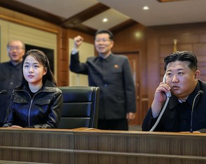 Ông Kim Jong Un cùng con gái giám sát vụ thử tên lửa hành trình chiến lược từ tàu chiến