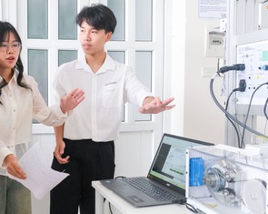 Sinh viên học trong 'nhà máy điện gió mini' ngay tại giảng đường