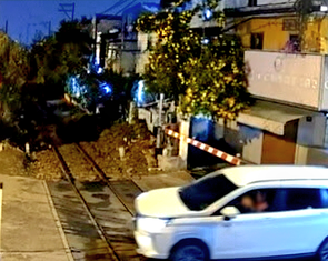 Tài xế ô tô cố tình vượt rào chắn đường sắt ở phường Đức Nhuận bị lập biên bản