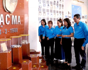 Nhiều đoàn khách về dâng hương Khu tưởng niệm Chiến sĩ Gạc Ma