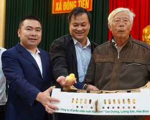 Trao 7.500 con gà giúp người dân bị ảnh hưởng bão lũ tái thiết cuộc sống