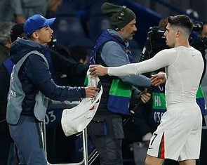 Hành động tử tế của Pedro Neto sau vụ xô ngã cậu bé nhặt bóng