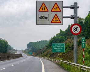 Không cắm biển 50km/h với toàn tuyến cao tốc Cam Lộ - La Sơn