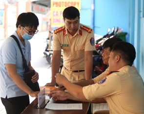 CSGT TP.HCM thu phí sát hạch, cấp giấy phép lái xe ‘không tiền mặt’ từ 16-3