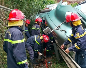 Giải cứu tài xế xe đầu kéo mắc kẹt trong cabin sau tai nạn trên đường dẫn cao tốc