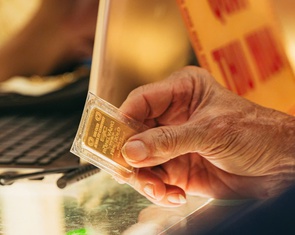 Giá vàng bất ngờ đảo chiều tăng mạnh