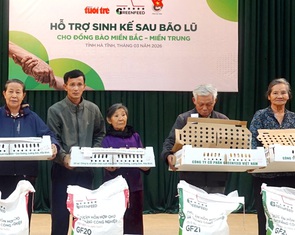 Trao 4 tỉ đồng cho người dân Hà Tĩnh và các tỉnh khác bị ảnh hưởng bởi bão lũ