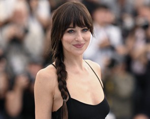 Cách phối đồ mùa hè đẹp như mỹ nhân 50 sắc thái Dakota Johnson