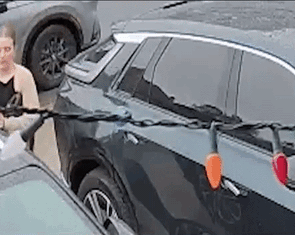 Em bé mắc kẹt 30 phút trong xe, gia đình phải nhờ ChatGPT để mở cửa