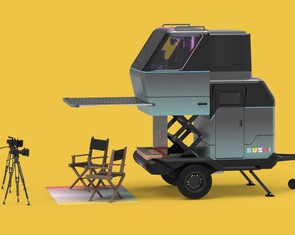 Nhà di động độc đáo có thể nâng từ 1 tầng lên 2, vừa làm nơi ở vừa làm studio quay phim cùng lúc