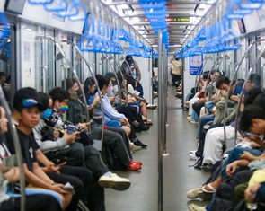 Đi metro số 1 bớt kẹt xe, tiết kiệm hơn khi xăng tăng giá?
