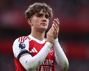 Thần đồng 16 tuổi của Arsenal lập kỷ lục không tưởng ở Ngoại hạng Anh