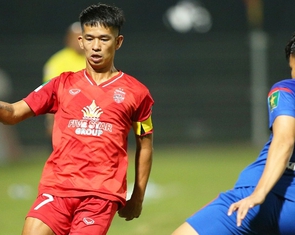 Bóng đá Long An thấp thỏm đua trụ hạng