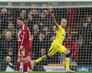Tottenham thoát mạch toàn thua nhờ… hòa Liverpool