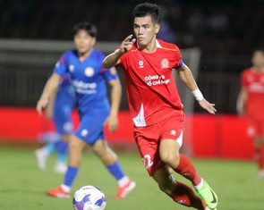 Tiến Linh 'tịt ngòi' trong ngày HLV Kim Sang Sik dự khán