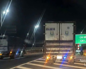 Vụ tài xế dừng xe đi vệ sinh trên cao tốc: Cần xây thêm trạm dừng chân?