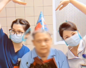 Xúc động hình ảnh y bác sĩ tổ chức sinh nhật cho bệnh nhân sau hai tháng giành giật sự sống