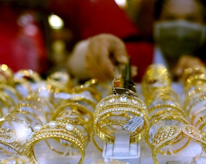 Giá vàng trong nước neo cao, 'lạc nhịp' với thế giới